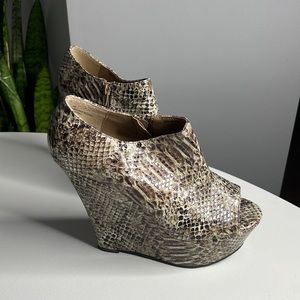 HOT TOMATO Snakeskin Wedge Pep Toe High Heels